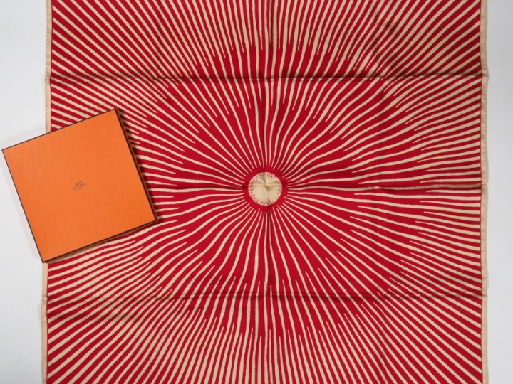 HERMES, Paris Carré de soie, modèle "Soleil". Signé.  Dans sa boite (l
