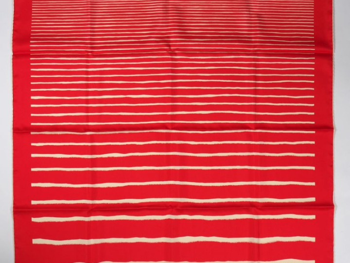 HERMES, Paris Carré de soie, à décor rayé blanc sur fond rouge.  Signé