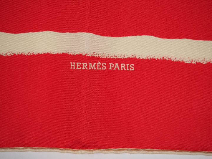 HERMES, Paris Carré de soie, à décor rayé blanc sur fond rouge.  Signé