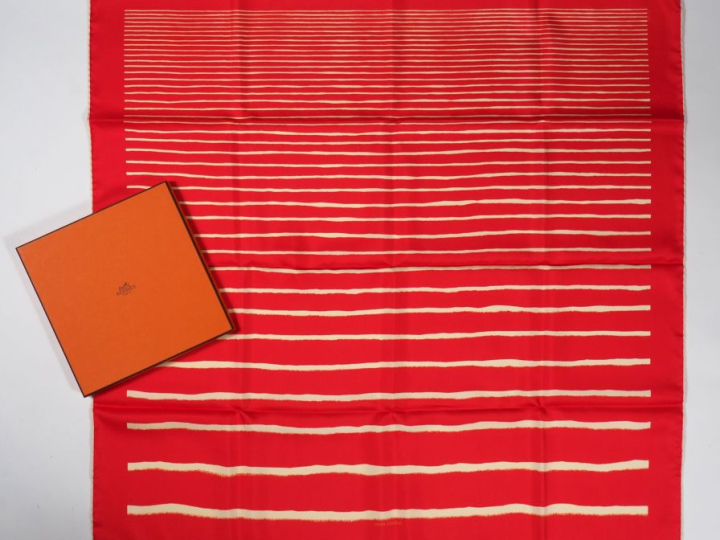 HERMES, Paris Carré de soie, à décor rayé blanc sur fond rouge.  Signé