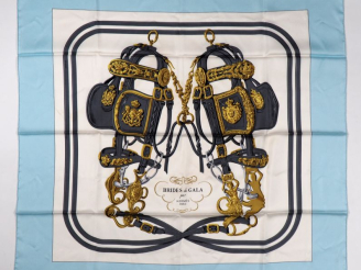 Vente aux enchères HERMES, Paris Carré de soie, modèle "Brides de Gala". Signé.  (petites