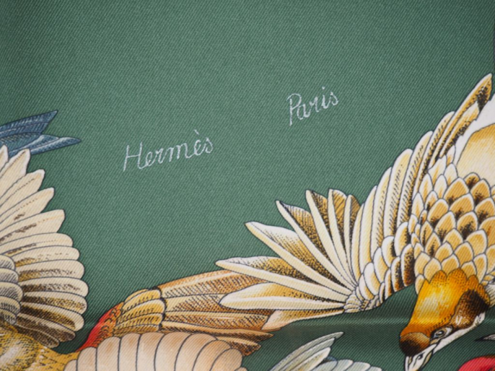 HERMES, Paris Carré de soie, modèle "L'intrus".  Signé.
