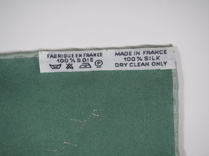 HERMES, Paris Carré de soie, modèle "L'intrus".  Signé.