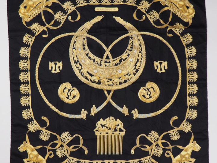 HERMES, Paris Carré de soie, modèle "Les cavaliers d'or".  Design par 