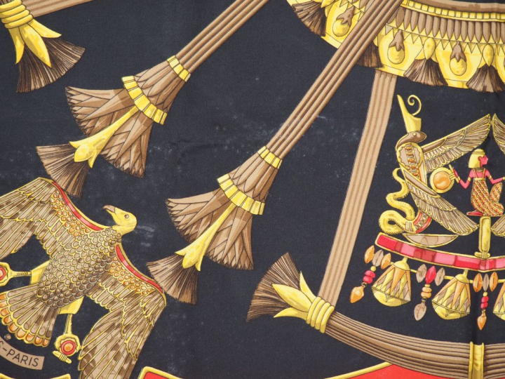 HERMES, Paris Carré de soie, modèle "Scarabées et pectoraux" Signé.  D