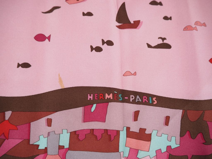 HERMES, Paris Petit carré de soie, modèle "Méditerranée".  Signé.  42 