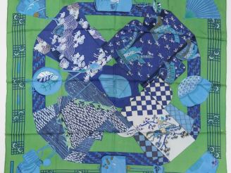Vente aux enchères HERMES, Paris Carré de soie, modèle "Kimonos et inros". (taches, fils 
