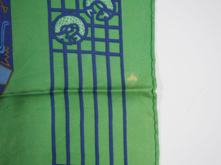 HERMES, Paris Carré de soie, modèle "Kimonos et inros". (taches, fils 