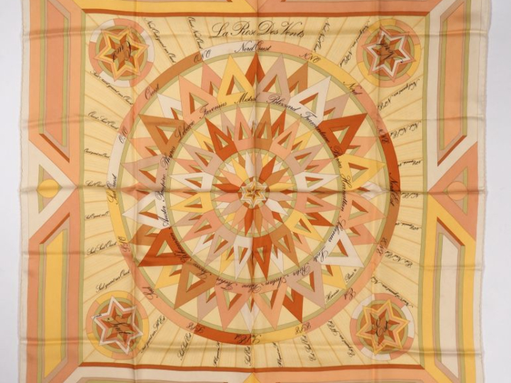 HERMES, Paris Carré de soie, modèle "La rose des vents" Signé.  90 x 9