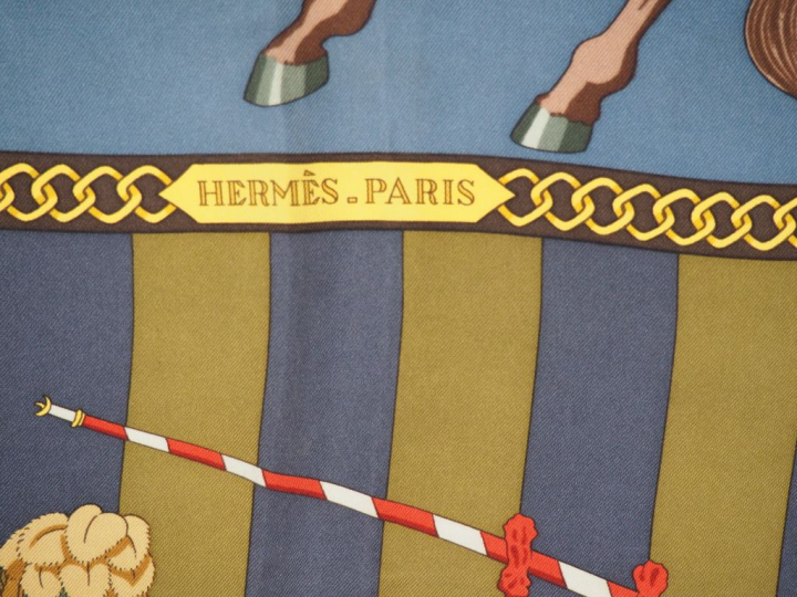 HERMES, Paris  Carré de soie, modèle « Chocs en plume ».  Signé.  Dans