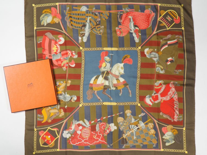 HERMES, Paris  Carré de soie, modèle « Chocs en plume ».  Signé.  Dans