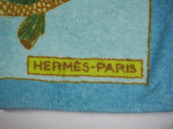 HERMES, Paris Serviette en coton éponge, à décor imprimé de poisson su