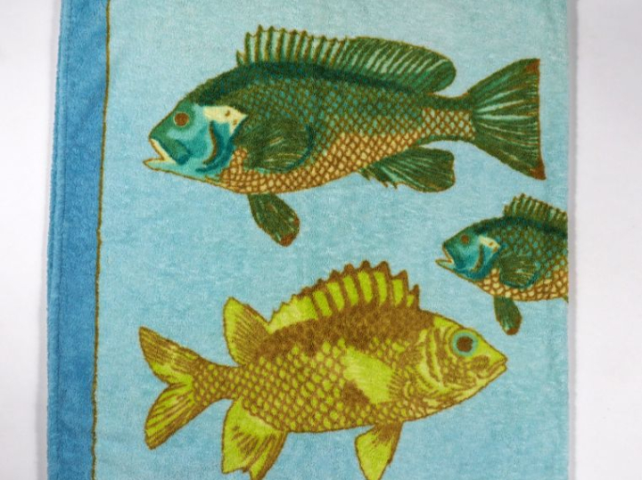 HERMES, Paris Serviette en coton éponge, à décor imprimé de poisson su