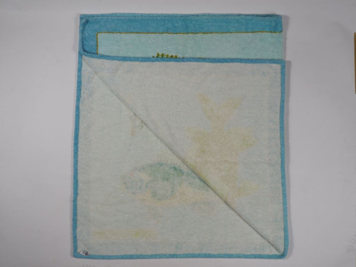 HERMES, Paris Serviette en coton éponge, à décor imprimé de poisson su