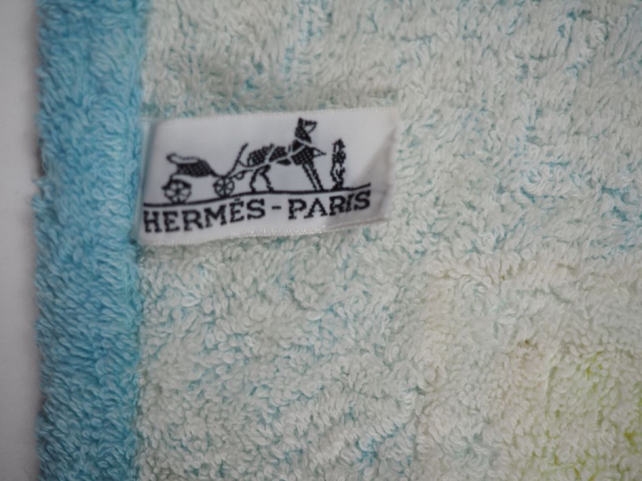 HERMES, Paris Serviette en coton éponge, à décor imprimé de poisson su