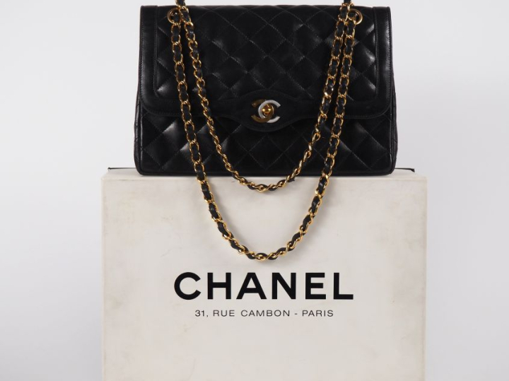 CHANEL, Paris Sac en cuir matelassé noir, modèle "Timeless classique".