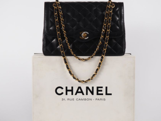 Vente aux enchères CHANEL, Paris Sac en cuir matelassé noir, modèle "Timeless classique".