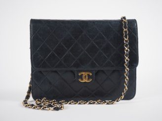 Vente aux enchères CHANEL, Paris Sac en cuir matelassé noir.  Fermeture à rabat et pressi