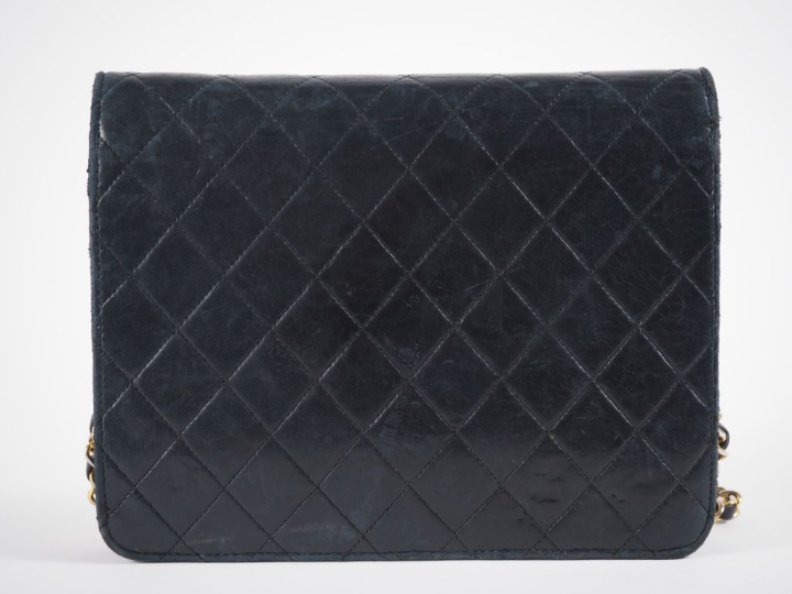 CHANEL, Paris Sac en cuir matelassé noir.  Fermeture à rabat et pressi