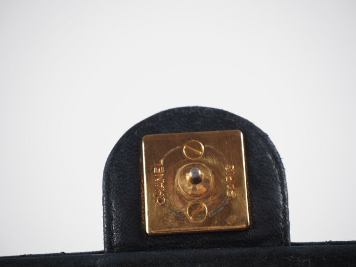 CHANEL, Paris Sac en cuir matelassé noir.  Fermeture à rabat et pressi