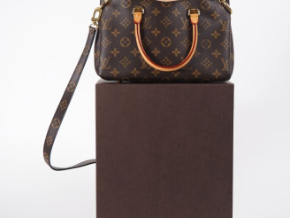 Vente aux enchères Louis VUITTON, Paris Sac en toile monogrammée en cuir, modèle Pallas. 
