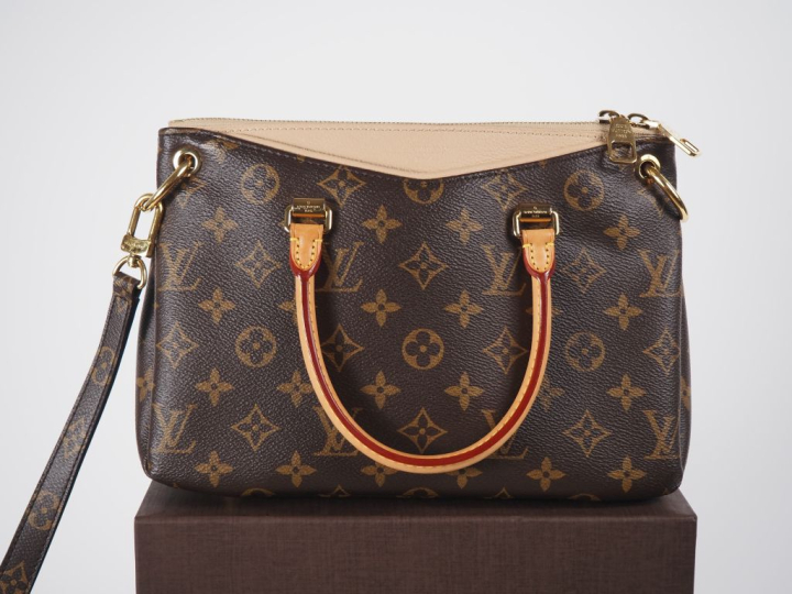 Louis VUITTON, Paris Sac en toile monogrammée en cuir, modèle Pallas. 