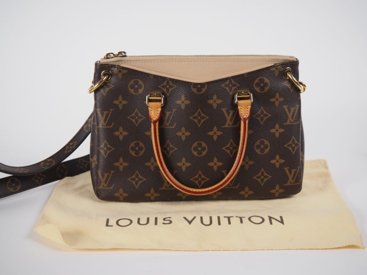 Louis VUITTON, Paris Sac en toile monogrammée en cuir, modèle Pallas. 
