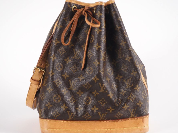 Louis VUITTON, Paris Sac en toile monogrammée, modèle Noé. Signé. H. 3