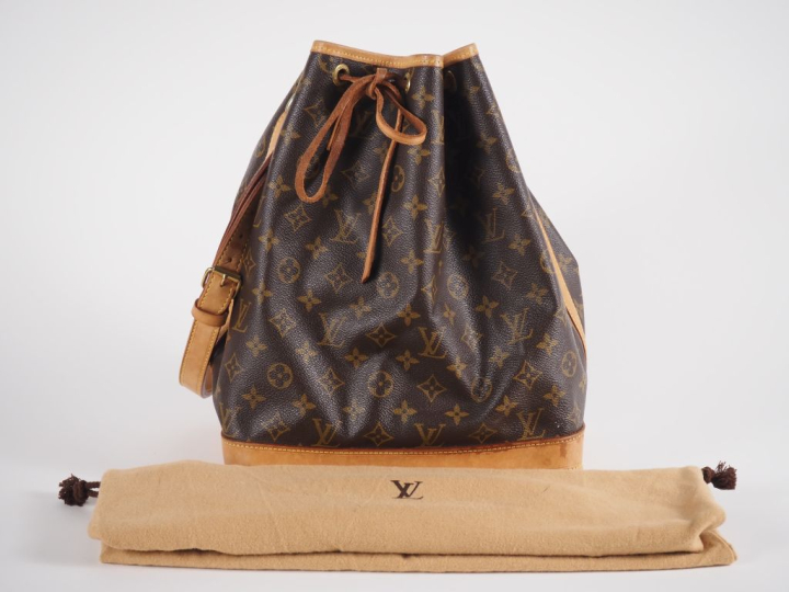 Louis VUITTON, Paris Sac en toile monogrammée, modèle Noé. Signé. H. 3