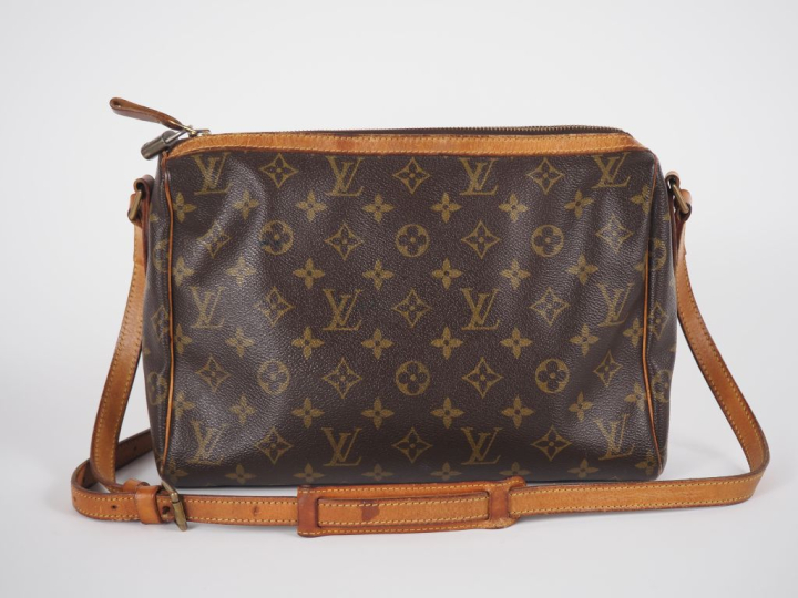 Louis VUITTON, Paris Sac bandoulière en toile monogrammée et cuir, mod