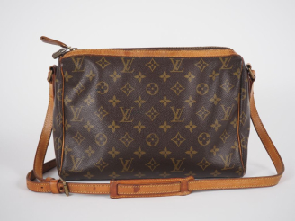 Vente aux enchères Louis VUITTON, Paris Sac bandoulière en toile monogrammée et cuir, mod