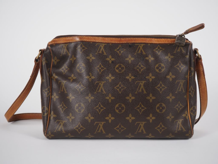 Louis VUITTON, Paris Sac bandoulière en toile monogrammée et cuir, mod