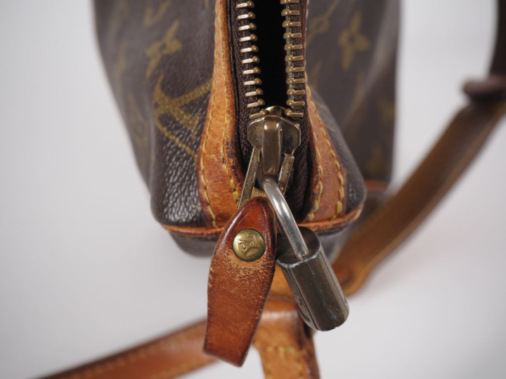 Louis VUITTON, Paris Sac bandoulière en toile monogrammée et cuir, mod
