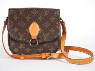Vente aux enchères Louis VUITTON, Paris Petit sac bandoulière en toile monogrammée. Ferme