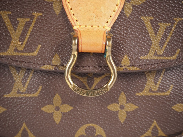 Louis VUITTON, Paris Petit sac bandoulière en toile monogrammée. Ferme