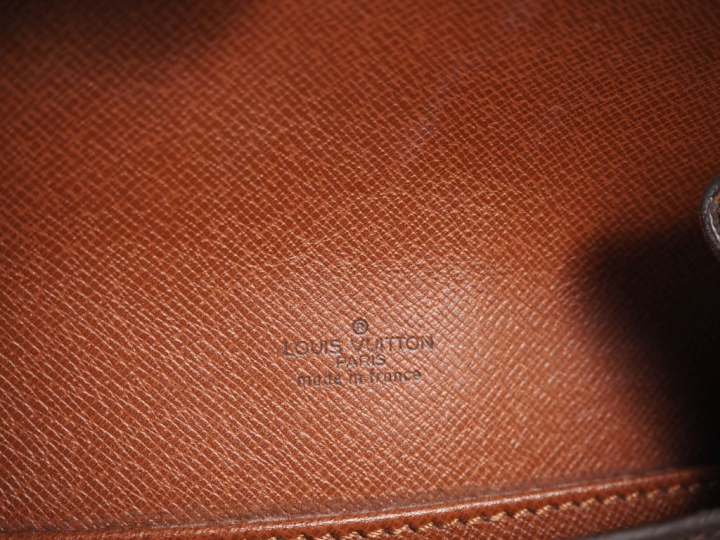 Louis VUITTON, Paris Petit sac bandoulière en toile monogrammée. Ferme