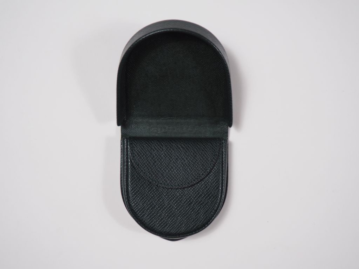 Louis VUITTON Porte-monnaie en cuir vert. Monogrammé.  2,2 x 8,5 x 8 c