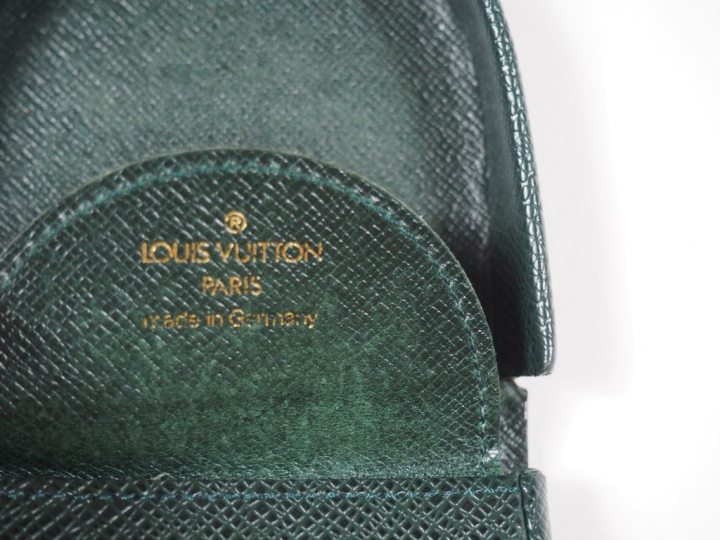 Louis VUITTON Porte-monnaie en cuir vert. Monogrammé.  2,2 x 8,5 x 8 c