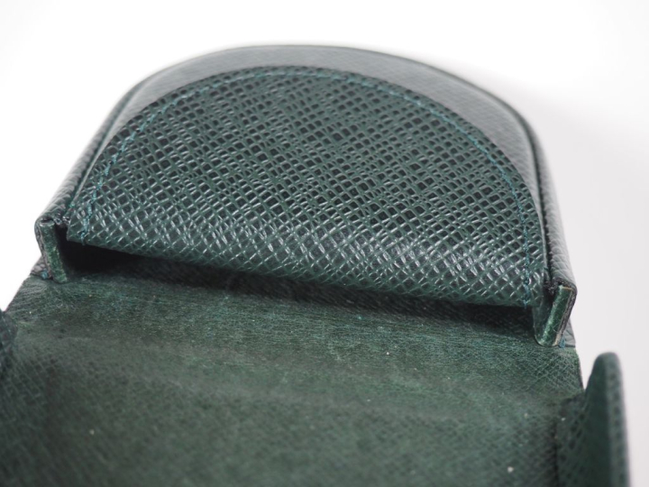 Louis VUITTON Porte-monnaie en cuir vert. Monogrammé.  2,2 x 8,5 x 8 c