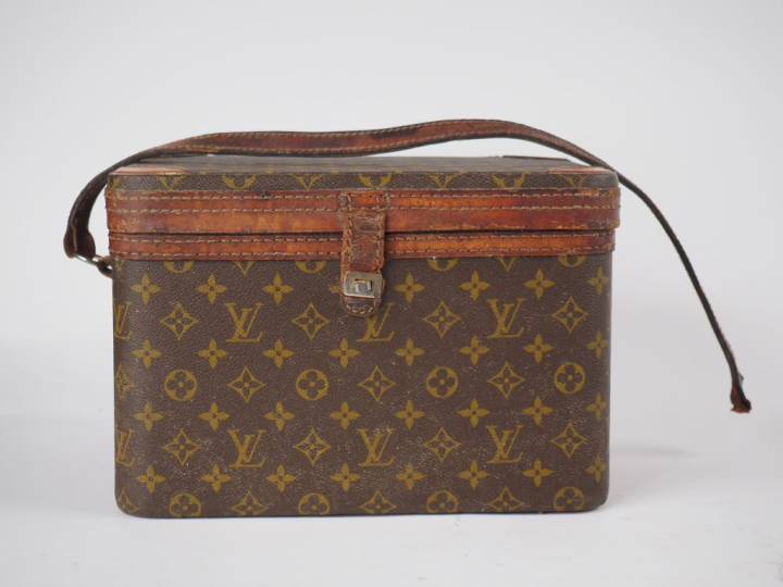 Louis VUITTON, Paris  Vanity case en toile monogrammée et cuir.  22 x 