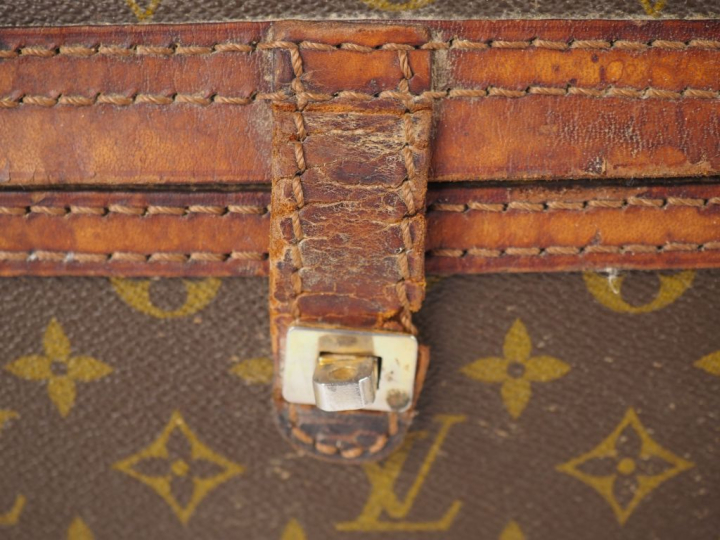 Louis VUITTON, Paris  Vanity case en toile monogrammée et cuir.  22 x 