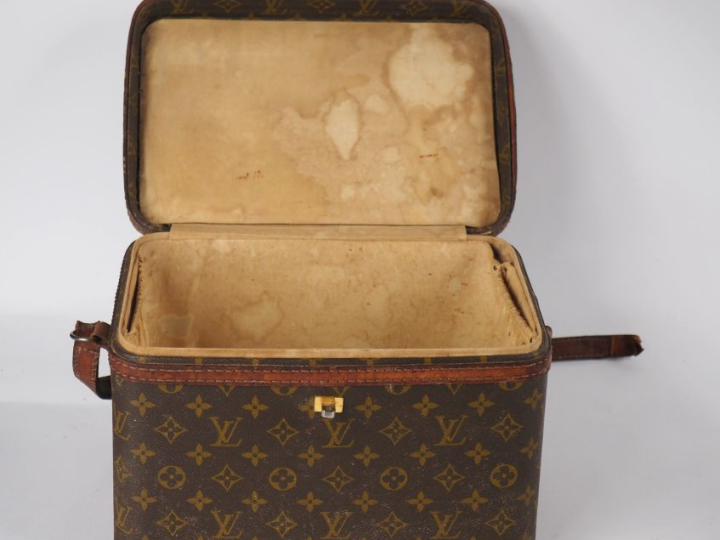 Louis VUITTON, Paris  Vanity case en toile monogrammée et cuir.  22 x 