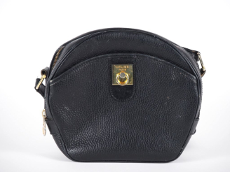 Vente aux enchères CELINE, Paris Sac bandoulière en cuir noir.  Garniture en métal doré. 