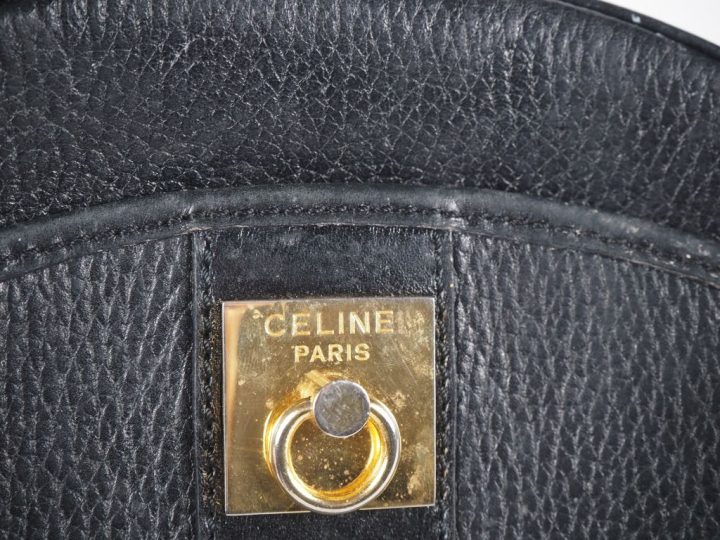 CELINE, Paris Sac bandoulière en cuir noir.  Garniture en métal doré. 