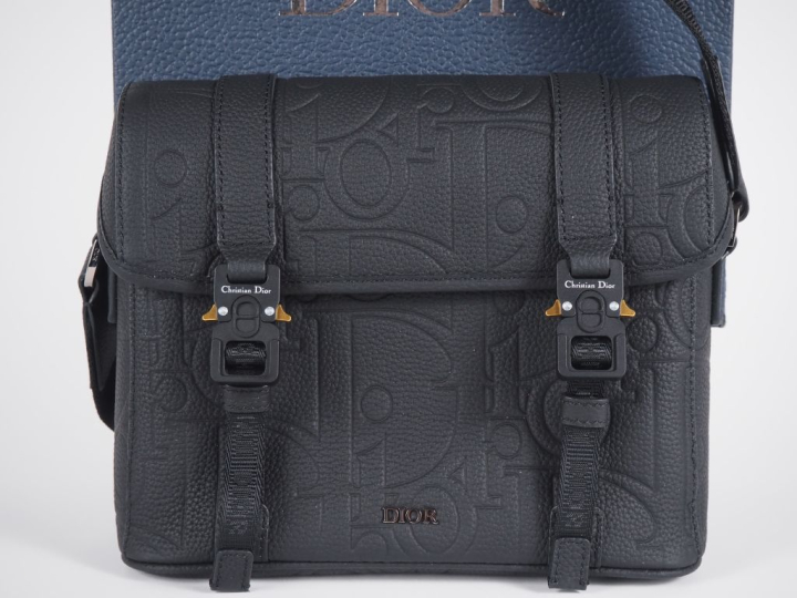 Christian DIOR Sac Messenger à rabat Hit The Road en cuir Dior Gravity