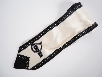 Vente aux enchères Christian DIOR, Paris Foulard-bandeau en soie, à décor de frises noire