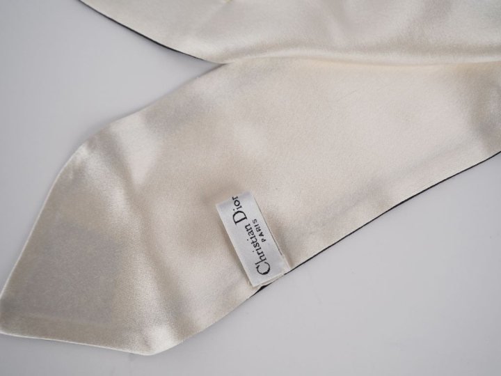 Christian DIOR, Paris Foulard-bandeau en soie, à décor de frises noire