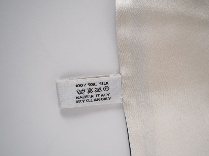 Christian DIOR, Paris Foulard-bandeau en soie, à décor de frises noire