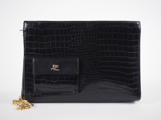 Vente aux enchères COURREGES, Paris Pochette en cuir noir.  Fermeture à zip, découvrant u