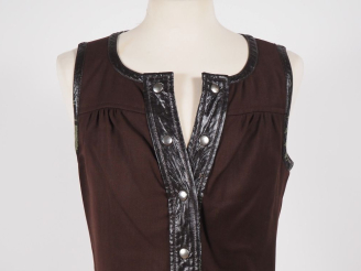 Vente aux enchères COURREGES, Paris Robe sans manche en tissu et skaï marron.  Fermeture 